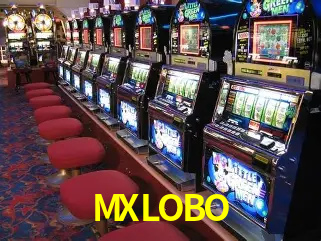 Una escena digital vívida inspirada en casino con MXLOBO mostrado prominentemente, luces brillantes, fichas, cartas y acentos dorados.