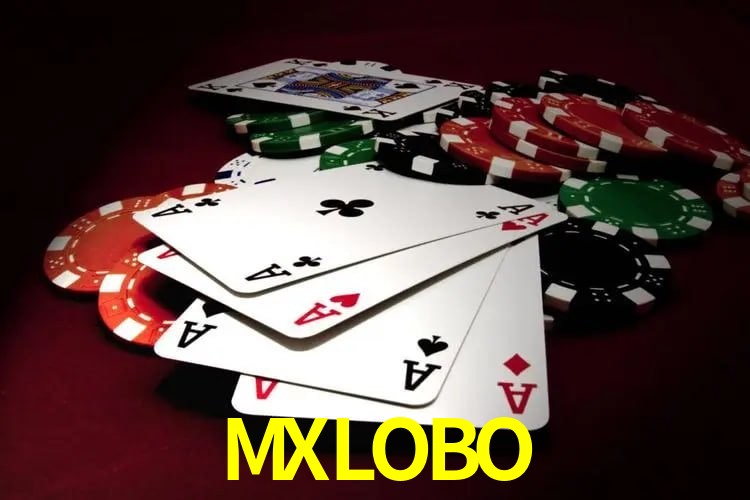 Escena dinámica inspirada en casino con iluminación MXLOBO, cartas, fichas e íconos de juegos digitales en un espacio moderno de juegos.